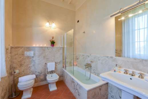 Santa Gelsa - Bedroom Montalcino ensuite bathroom with bathtub