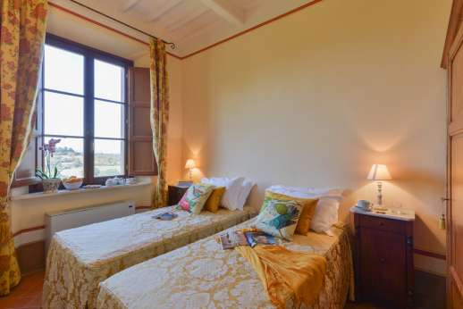 Santa Gelsa - On the second floor bedroom Monteriggioni with ensuite bathroom with shower