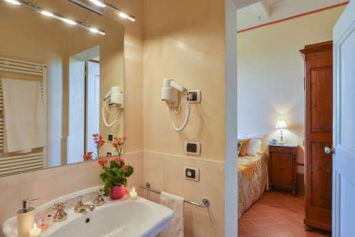 Santa Gelsa - On the second floor bedroom Monteriggioni with ensuite bathroom with shower