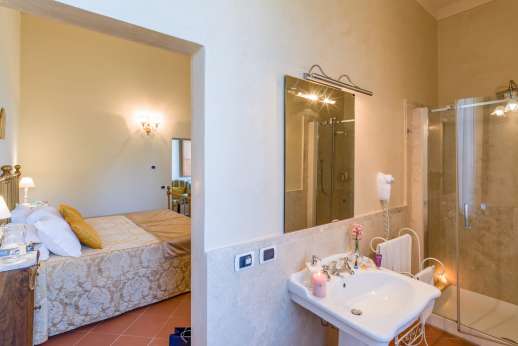 Santa Gelsa - Bedroom Pienza ensuite bathroom with shower