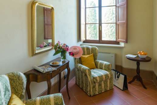 Santa Gelsa - Seating area in bedroom Pienza