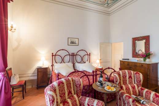 Santa Gelsa - First floor double/twin bedroom Pisa (ensuite bathroom with Jacuzzi shower – large shower head)