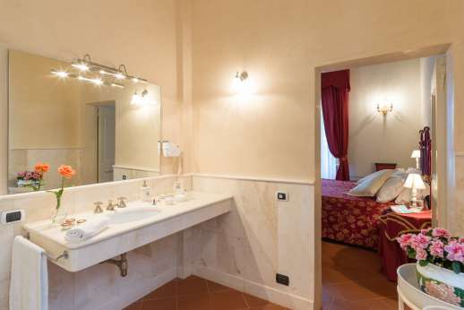 Santa Gelsa - Bedroom Pisa ensuite bathroom with Jacuzzi shower – large shower head