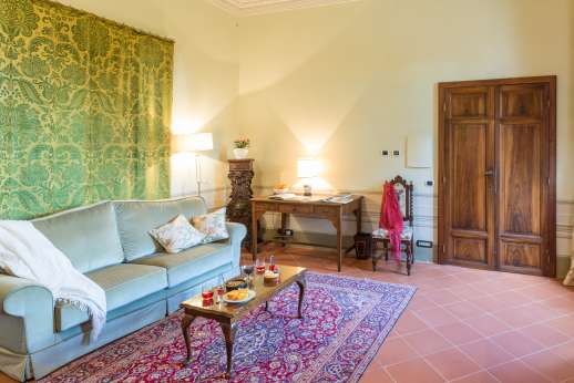 Santa Gelsa - Relaxing seating area in bedroom Pisa