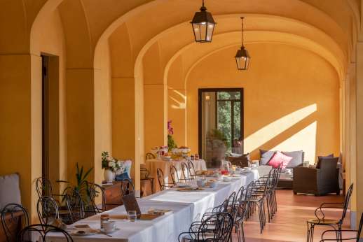Santa Gelsa - Covered outdoor arched loggia equipped with a dining table for up to 24 guests
