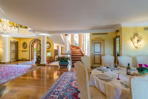 Villa Soele - Spacious dining room with four glass doors opening to the covered balcony