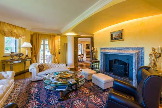 Villa Soele - Ground floor living room with ornamental fireplace