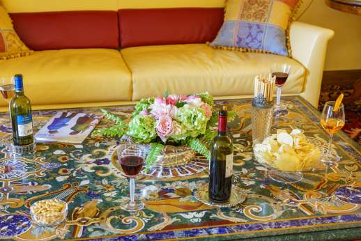 Villa Soele - The living room includes a wet bar area with a kitchen