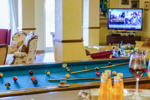 Villa Soele - open plan living room furnished with a billiard table and full-size wet ba
