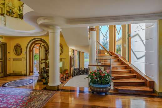 Villa Soele - Spiral staircase, which rises around a marble pedestal