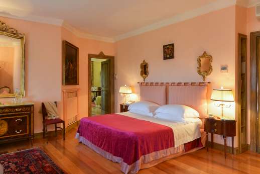 Villa Soele -First floor double/twin bedroom with balcony, walk-in closet and en-suite bathroom with Jacuzzi bathtub
