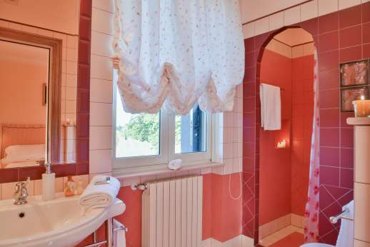 Villa Soele - En-suite bathroom with shower
