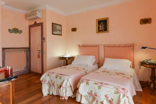Villa Soele - One double/twin bedroom, balcony and en-suite bathroom with shower