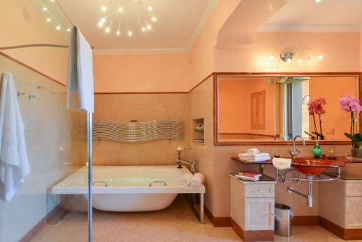 Villa Soele - En-suite bathroom with Jacuzzi bathtub