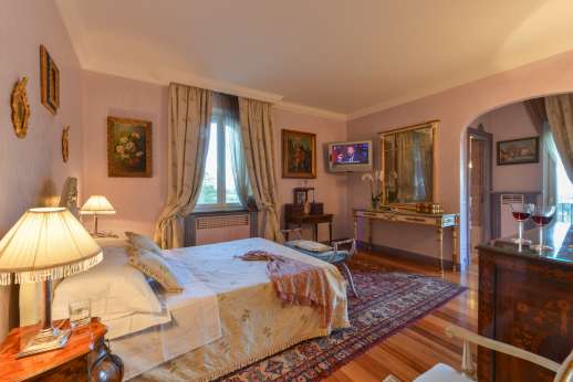 Villa Soele - With queen size bed, balcony, walk-in closet and en-suite bathroom with shower