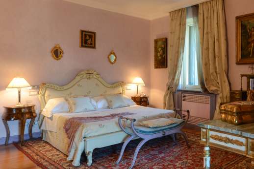 Villa Soele - One bedroom with queen size bed, balcony, walk-in closet and en-suite bathroom with shower