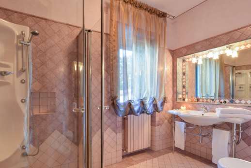 Villa Soele - En-suite bathroom with shower