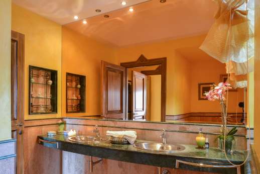 Villa Soele - Lower ground floor bathroom with shower