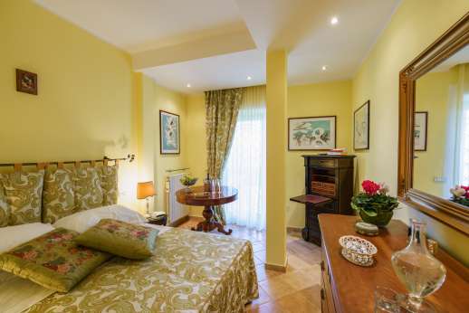 Villa Soele - Lower ground floor double/twin bedroom with access to the garden
