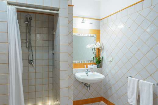 Villa Soele - Double/twin bedroom en-suite bathroom with shower