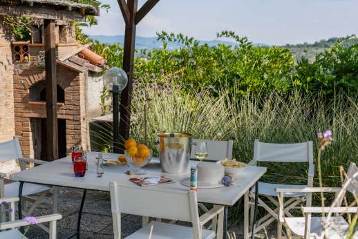 Palazzo Nelle - 'The Loft' external pergola with dining table