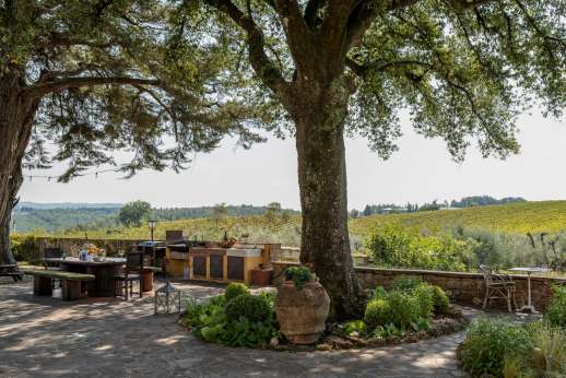 Palazzo Nelle -From the entrance gate, you arrive in a large courtyard in front of the villa, panoramic and equipped with an outside dining table