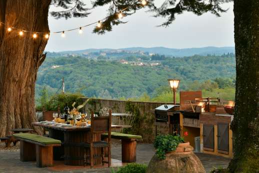 Palazzo Nelle - Fully equipped bbq area and sitting area under the ancient trees