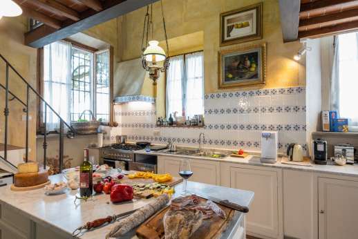 Palazzo Nelle - Fully equipped kitchen with central kitchen island