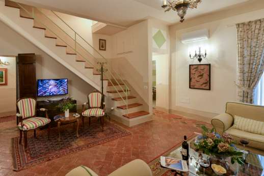 Palazzo Nelle - The main entrance of the villa leads from the large courtyard into a spacious, open-plan living and dining area