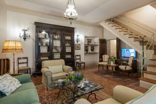 Palazzo Nelle - Elegant period furnishings, terracotta floors and frescoed walls echo aristocratic romance