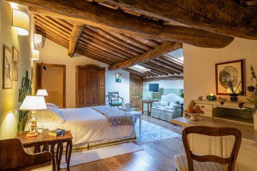 Palazzo Nelle - Attic bedroom with a small studio and walk-in closet