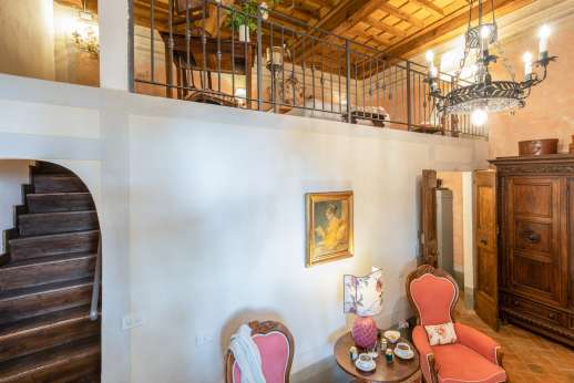 Palazzo Nelle - Double bedroom with desk on the mezzanine floor accessible from an arched entrance which leads to a staircase