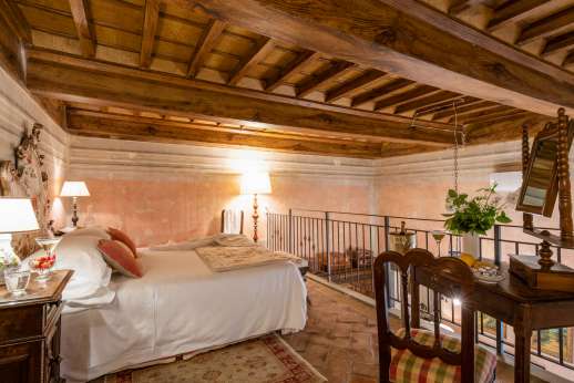 Palazzo Nelle - Mezzanine double bedroom with desk