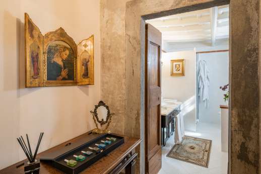 Palazzo Nelle - Period furniture frescoes and beam ceiling characterize this suite