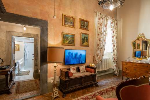 Palazzo Nelle - First floor 2-storey suite including a spacious living room with sitting area