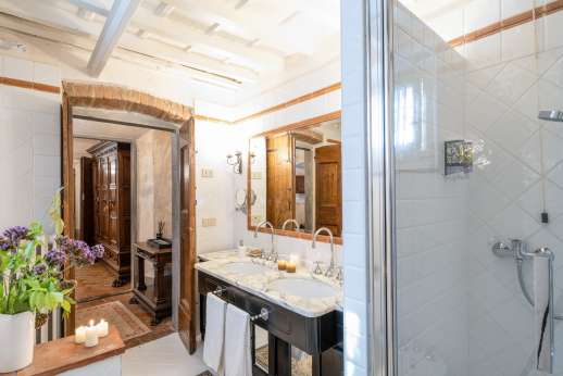 Palazzo Nelle - Mezzanine double bedroom with desk