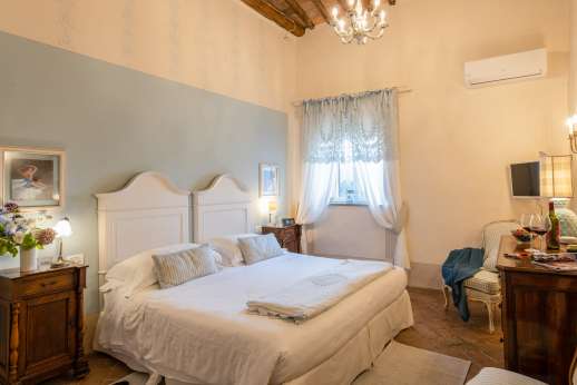 Palazzo Nelle - First floor double/twin room with an en-suite bathroom with a shower and view of the Chianti hills