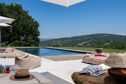 Tra Sanvento - The private swimming pool on the terraced, lawned gardens, offers extensive views of the undulating Umbrian hills.