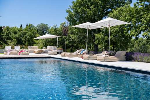 Tra Sanvento - Contemporary sun loungers, parasols and a shaded lounging area offer plenty of space for play and relaxation