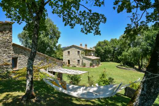 Tra Sanvento - Relaxing in the shade in the gardens of the villa