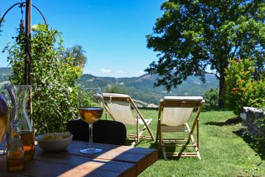 Tra Sanvento - Shaded seating of the guesthouse enjoys sweeping views