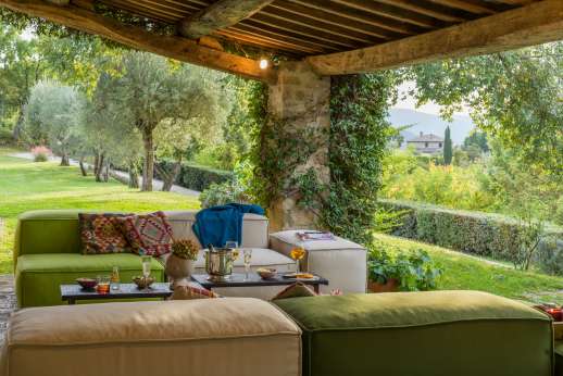 Tra Sanvento -settee invites guests to a spot of reading