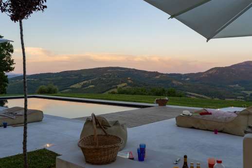 Tra Sanvento - As the suns sets by the pool