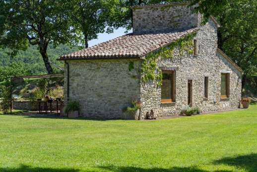 Tra Sanvento -  Just across the well-kept lawn, near the private swimming pool, is the stone guesthouse
