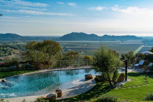 Ca' Dogaressa - ade with natural resins, the pool is purified with Himalayan salts through an electrolysis system and can be heated (fees apply)