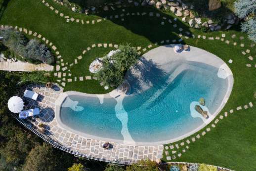 Ca' Dogaressa - The natural pool (“Biolago”) with hydromassage jets is shaped like a beach, with soft sloping edges and a deep middle.