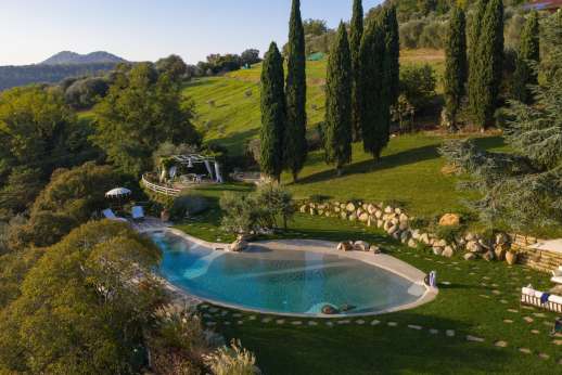 Ca' Dogaressa - A path leads from the pool across to an airy gazebo