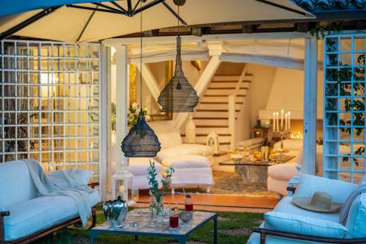 Ca' Dogaressa - Access to the outdoor patio furnished for dining in the shade