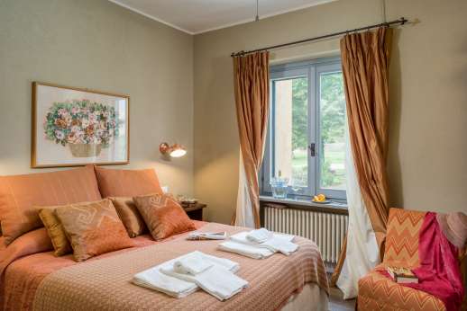 Loliondo - Double bedroom with en-suite bathroom with shower