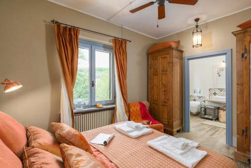 Loliondo - Double bedroom with en-suite bathroom with shower